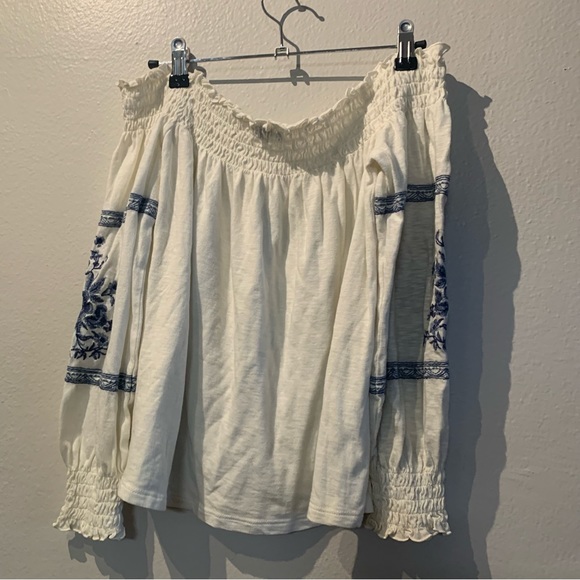 Off the shoulder AE top - Picture 4 of 6